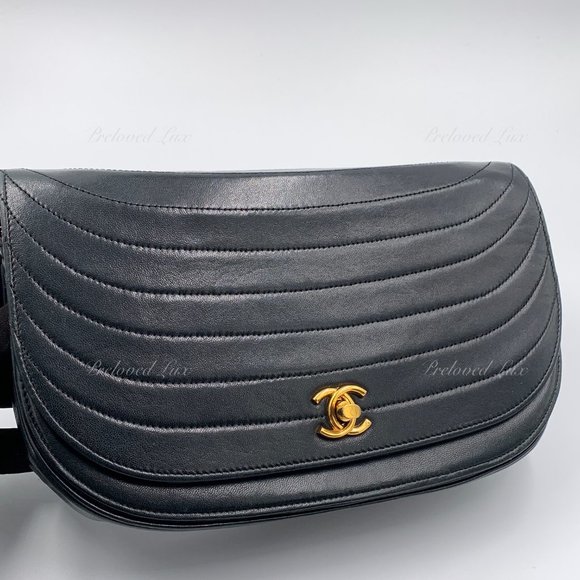 ❗️Sold❗️ CHANEL Vintage Lambskin Half Moon Flap Bag black/gold hardware - Picture 6 of 17